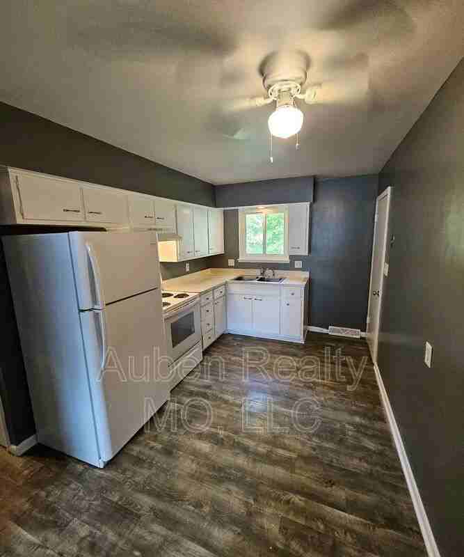 5247 Hadley St - Photo 7 of 21