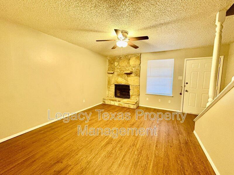 1407 Courtney Pl Apt B #B - Photo 2 of 28