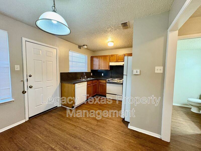 1407 Courtney Pl Apt B #B - Photo 6 of 28