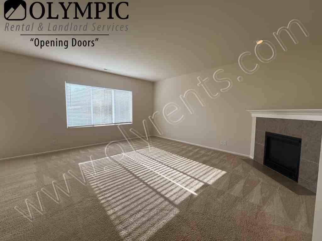 3025 Eagle Loop Ne - Photo 2 of 20