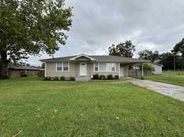 featured image of 1009 School Dr