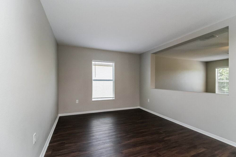 1729 Strathmore Cir - Photo 6 of 16