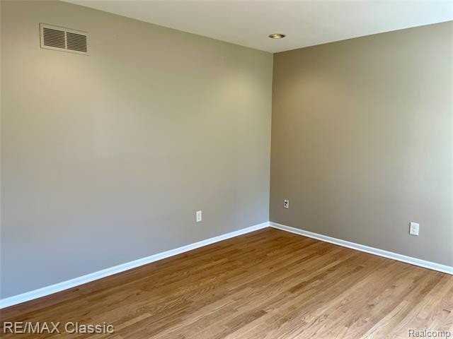 7663 Danbury Cir - Photo 4 of 30