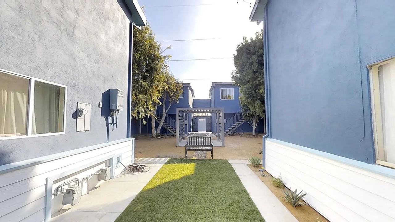 Sea Breeze Apartments - Photo 4 of 9