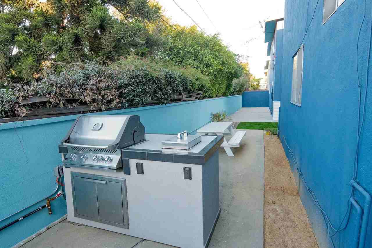 Sea Breeze Apartments - Photo 6 of 9