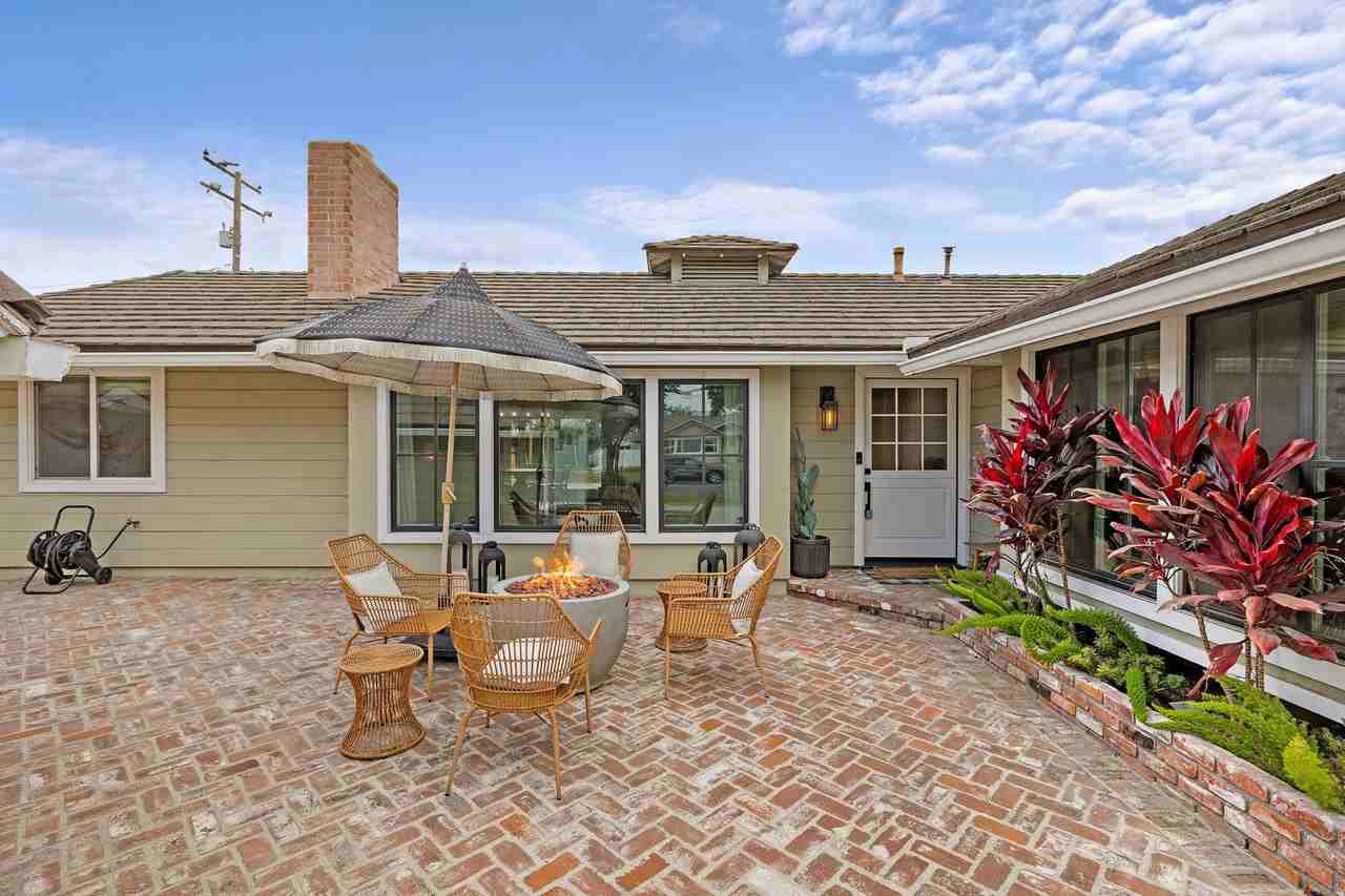 3082 Rowena Dr - Photo 3 of 35