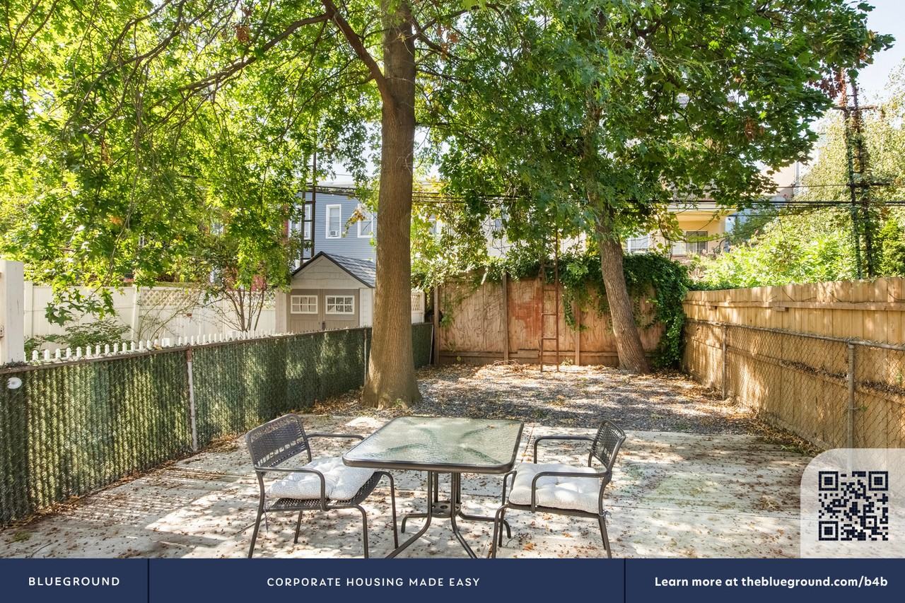 285 Kingsland Avenue - Photo 5 of 24