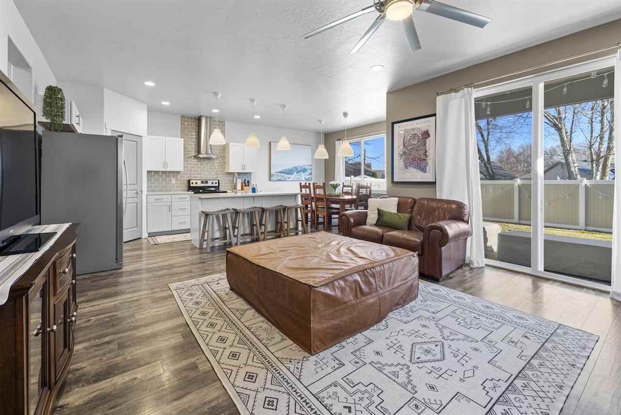 2052 W Bella Ln #1308957P - Photo 2 of 38