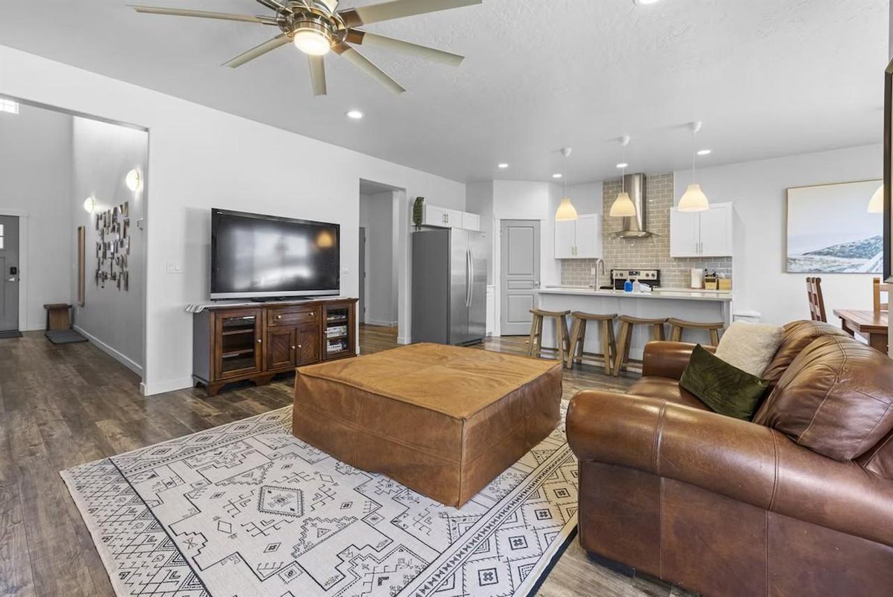 2052 W Bella Ln #1308957P - Photo 3 of 38