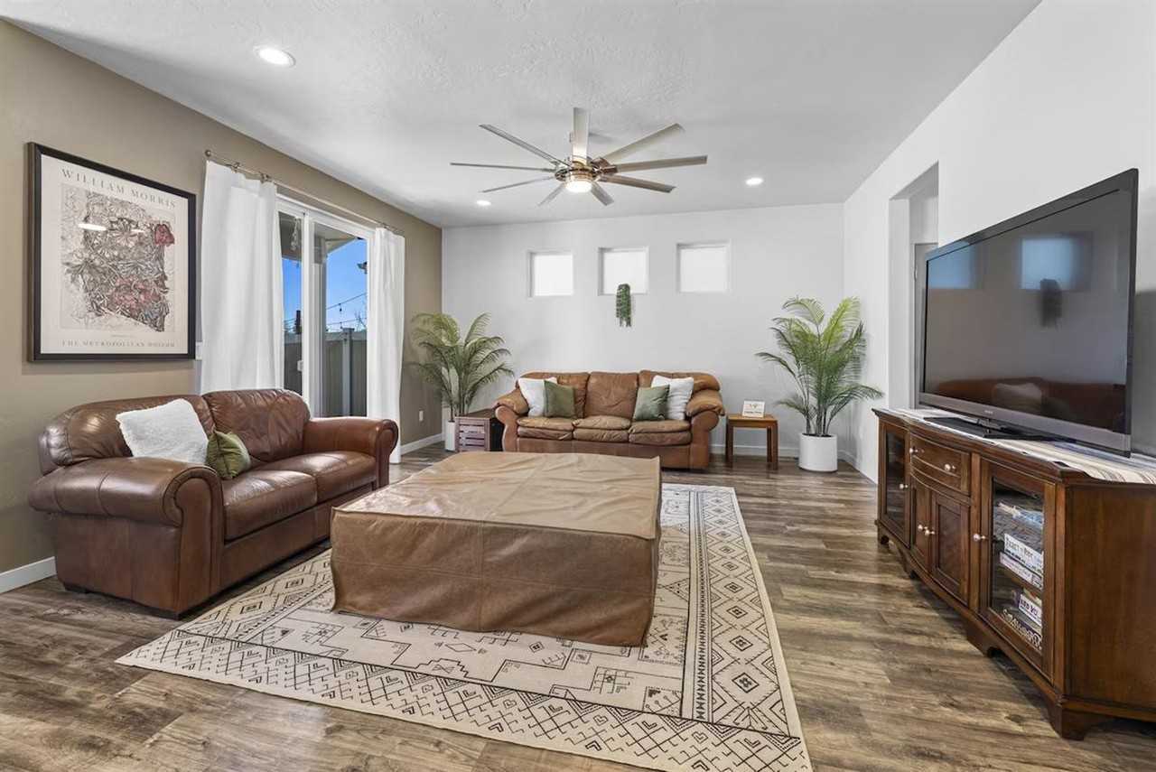 2052 W Bella Ln #1308957P - Photo 6 of 38