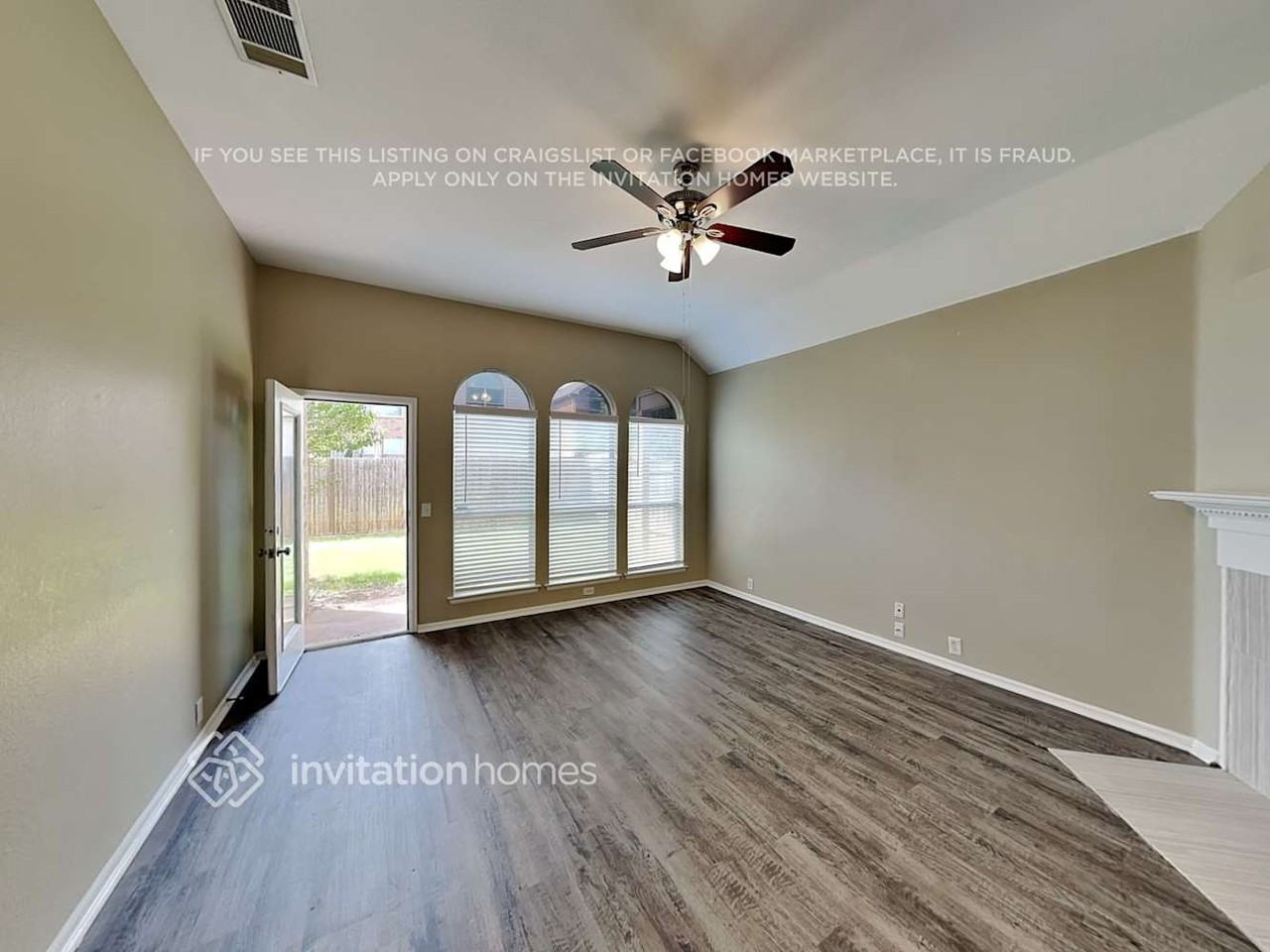 2828 Thorncreek Ln - Photo 3 of 25