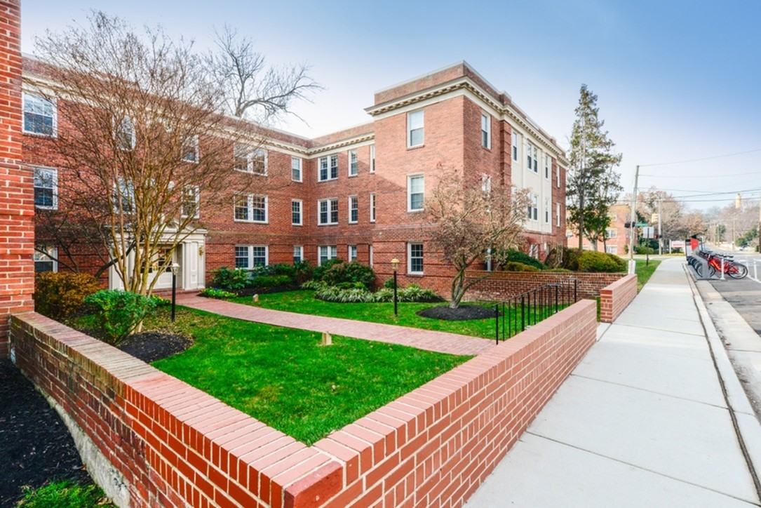 Manor House - Photo 2 of 8