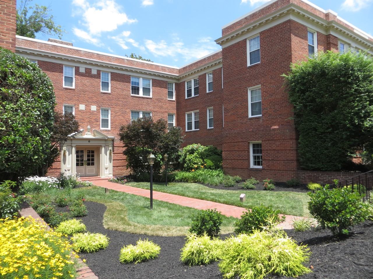 Manor House - Photo 5 of 8