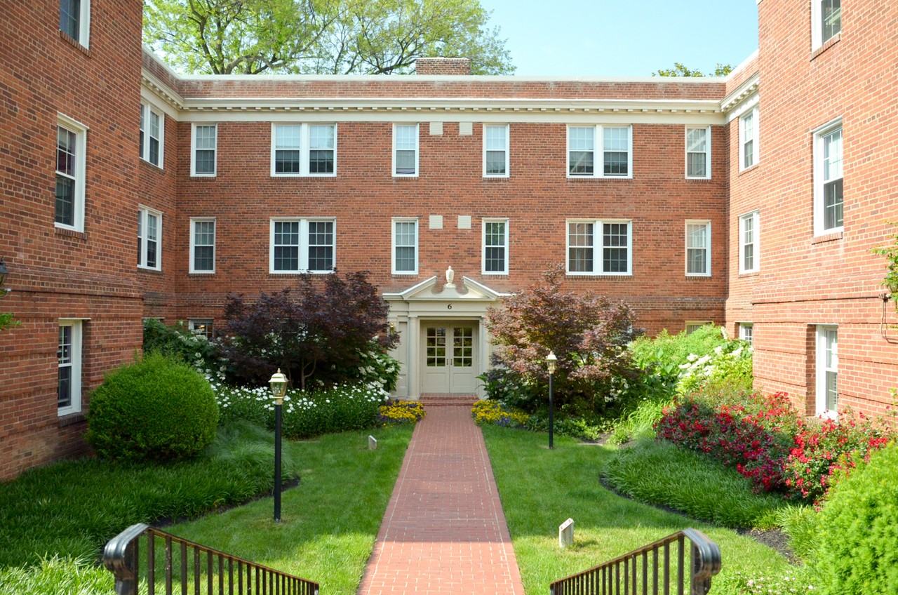 Manor House - Photo 7 of 8