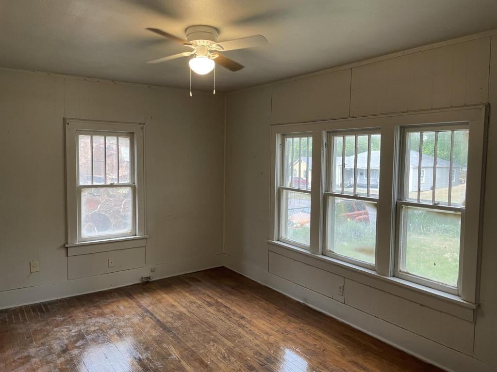 1915 E Randolph Ave - Photo 3 of 12