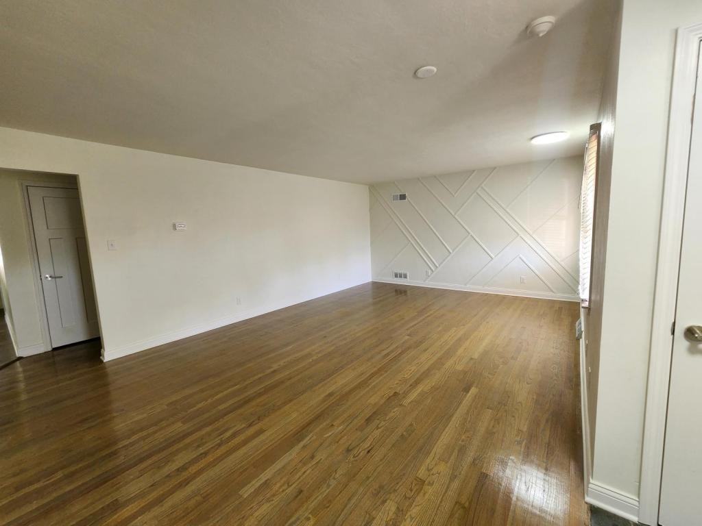 518 W 53rd Pl - Photo 3 of 10