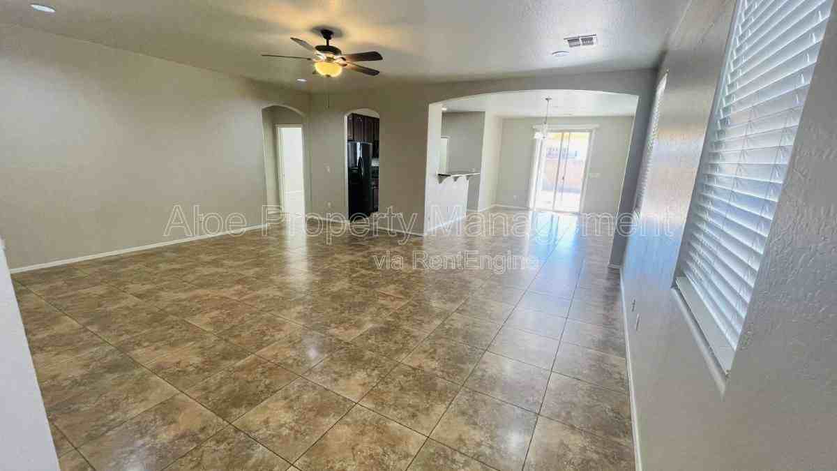 42447 W Capistrano Dr - Photo 3 of 10