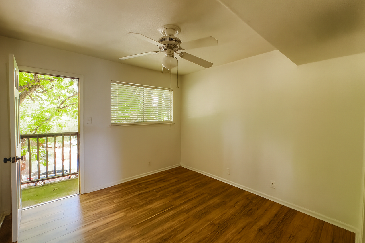 1010 W 23rd St #14 - Photo 3 of 9