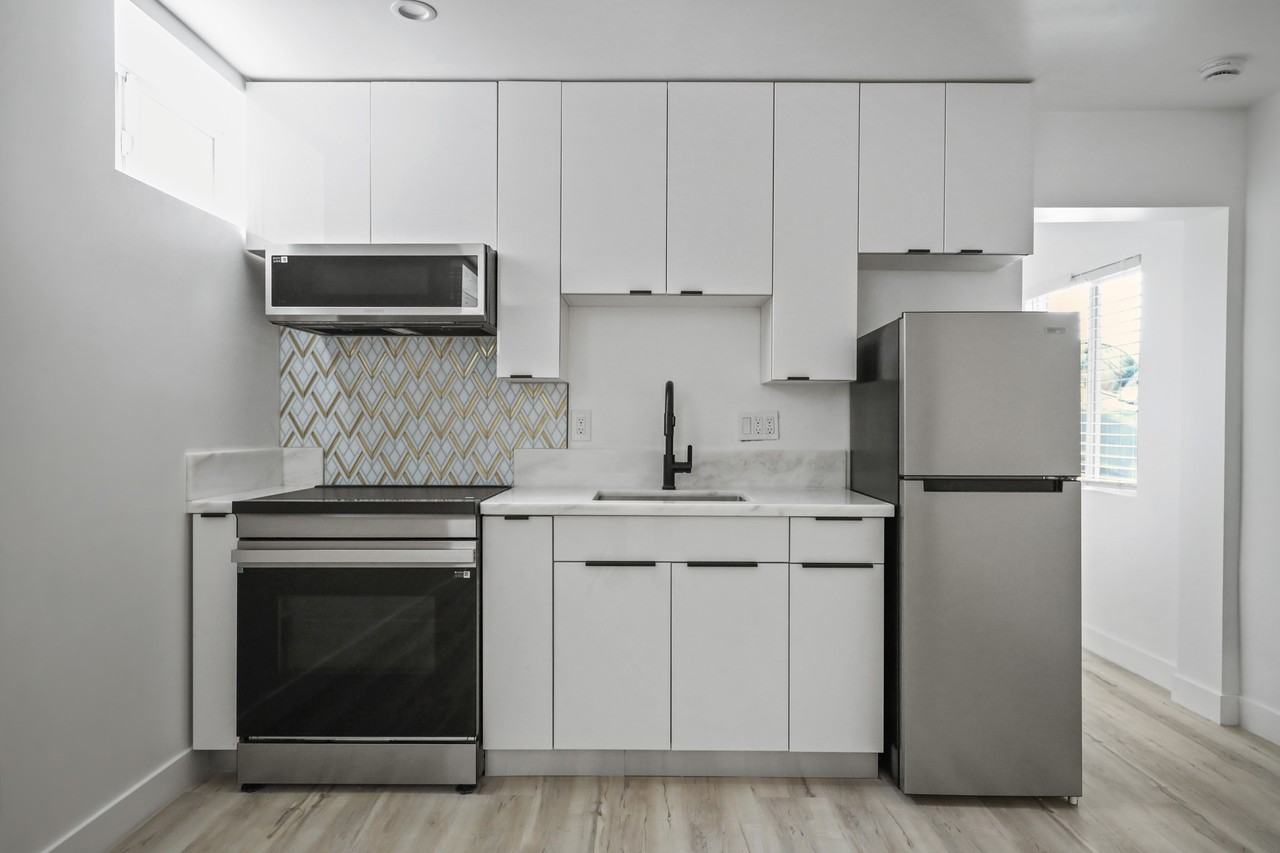 701 N Hill Pl #6 - Photo 3 of 38