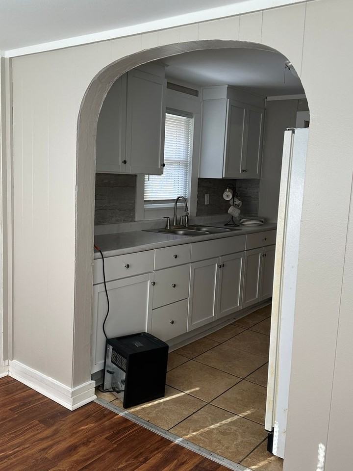 2063 N Roosevelt Ave - Photo 2 of 17