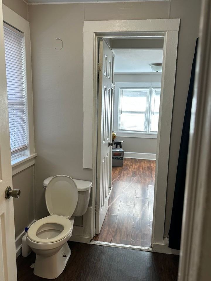 2063 N Roosevelt Ave - Photo 3 of 17