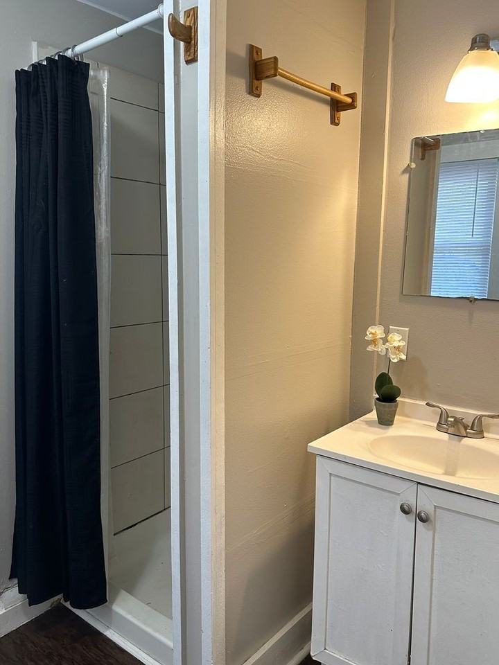 2063 N Roosevelt Ave - Photo 4 of 17