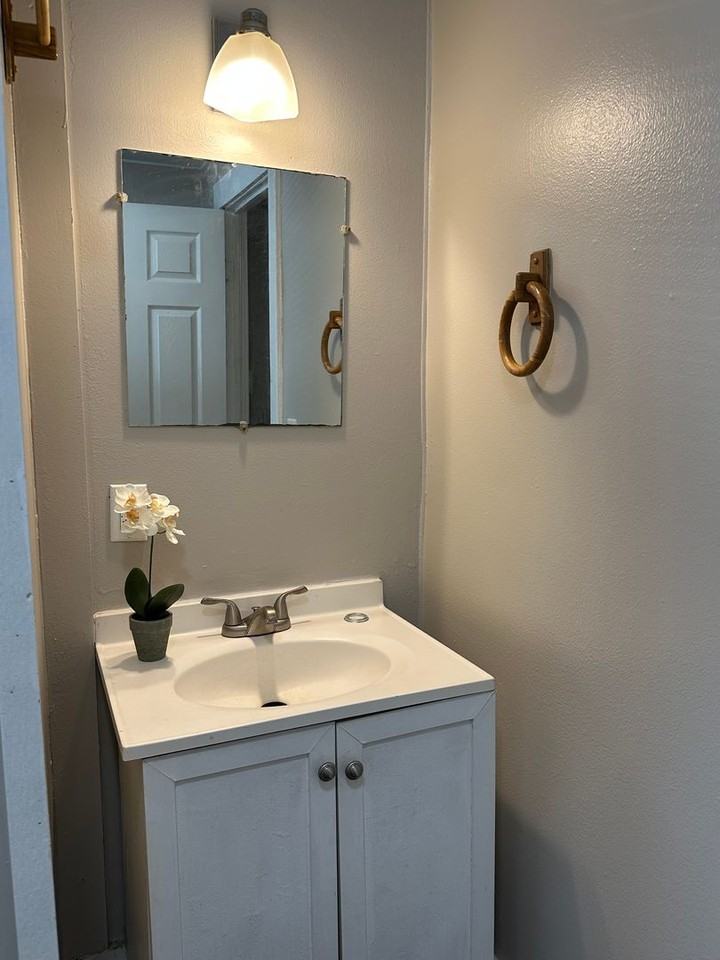 2063 N Roosevelt Ave - Photo 5 of 17