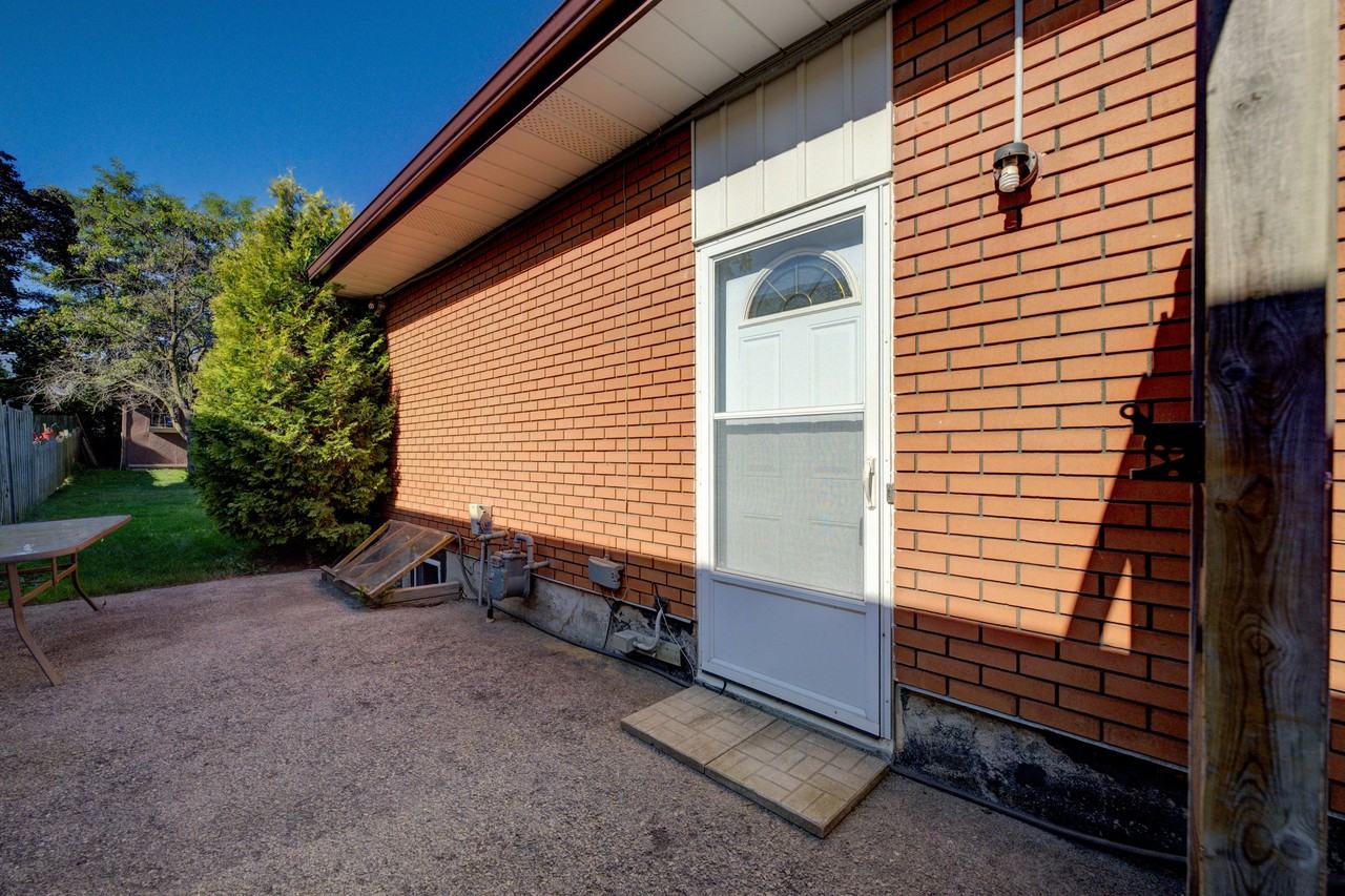 70 Arrowhead Crescent - Photo 3 of 18