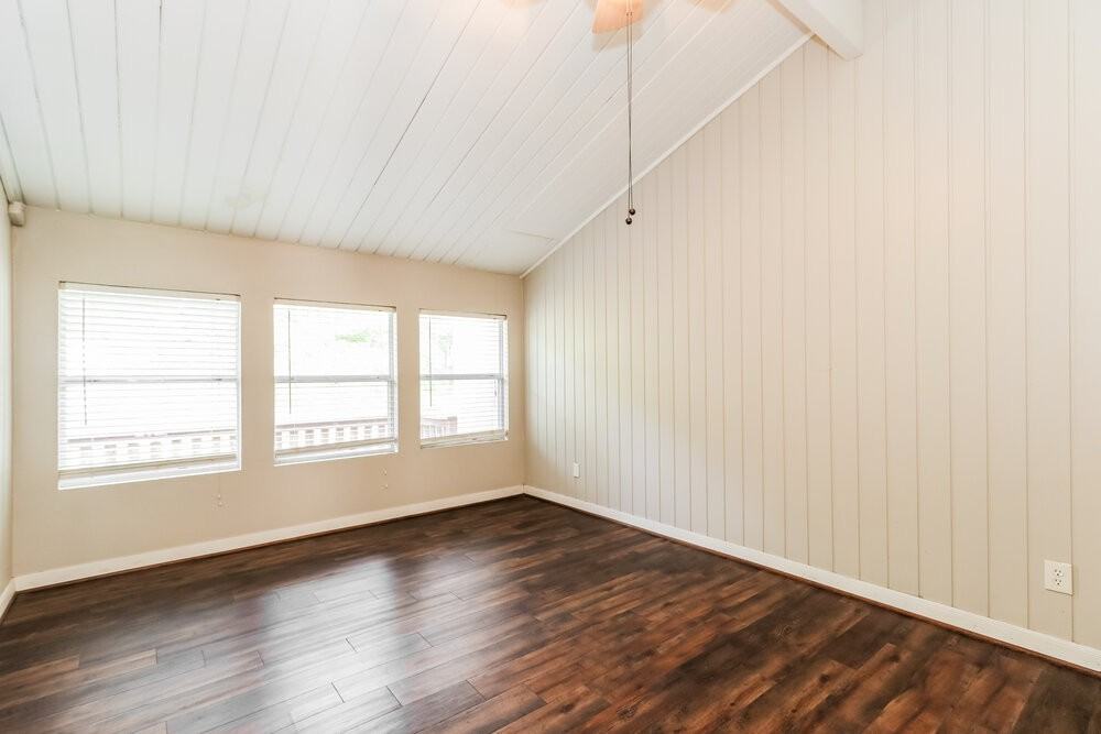 2 Lakeway St - Photo 4 of 16