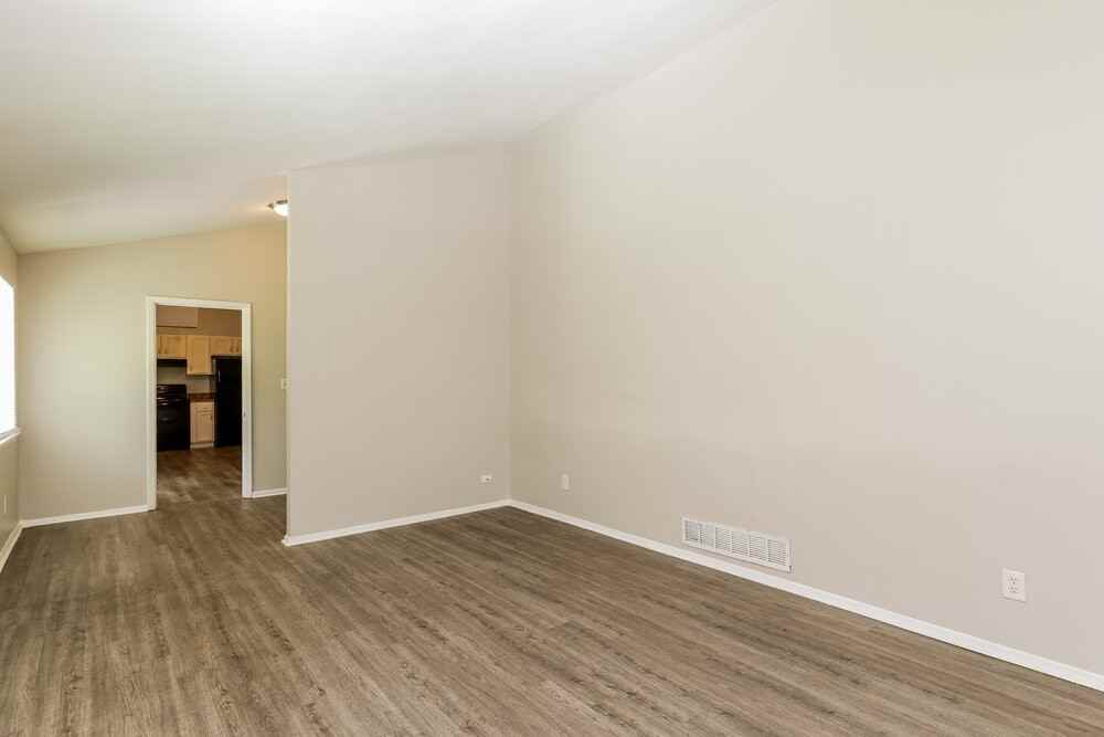 2810 Swansea Ct - Photo 5 of 17