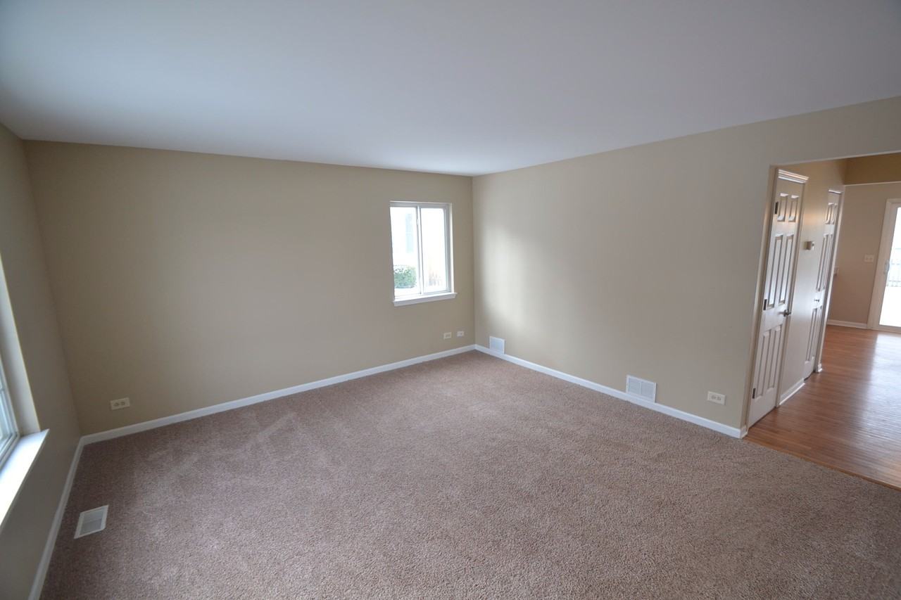 2452 Sheffield Ct - Photo 2 of 14