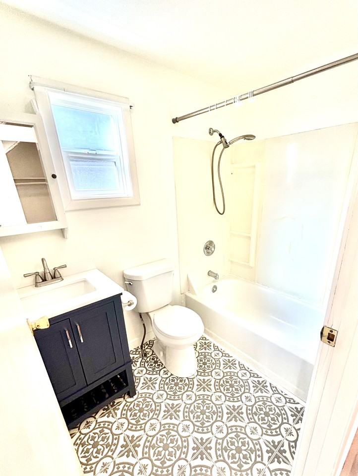 1007 W Main St #1 - Photo 5 of 15