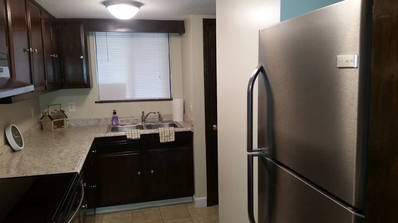 24180 Woodridge Cir - Photo 2 of 13