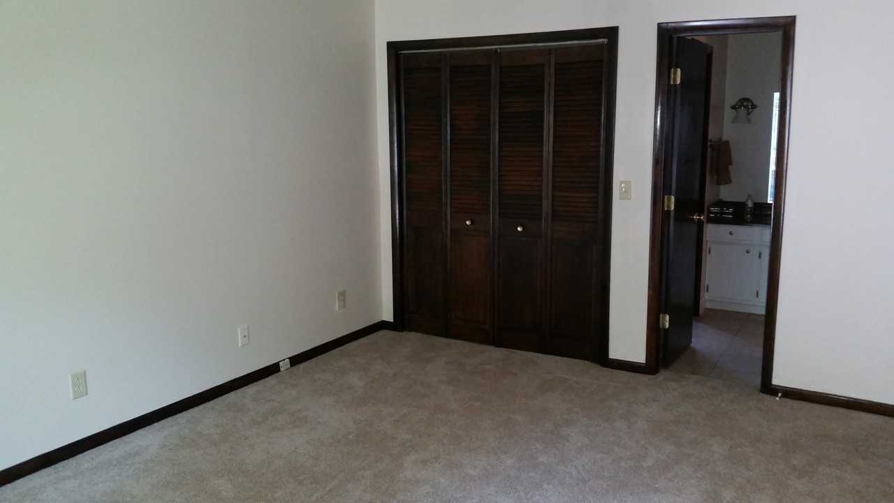 24180 Woodridge Cir - Photo 5 of 13