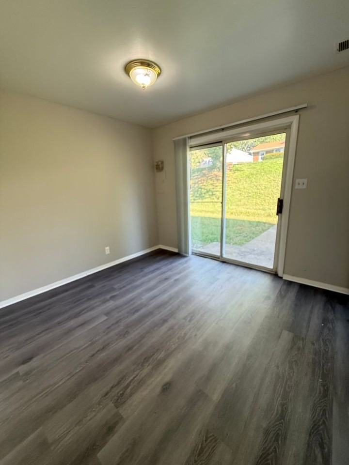 4713 Lakeside Dr - Photo 4 of 15