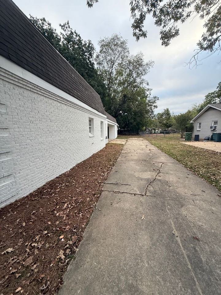 1809 Vaughn Ln - Photo 3 of 23