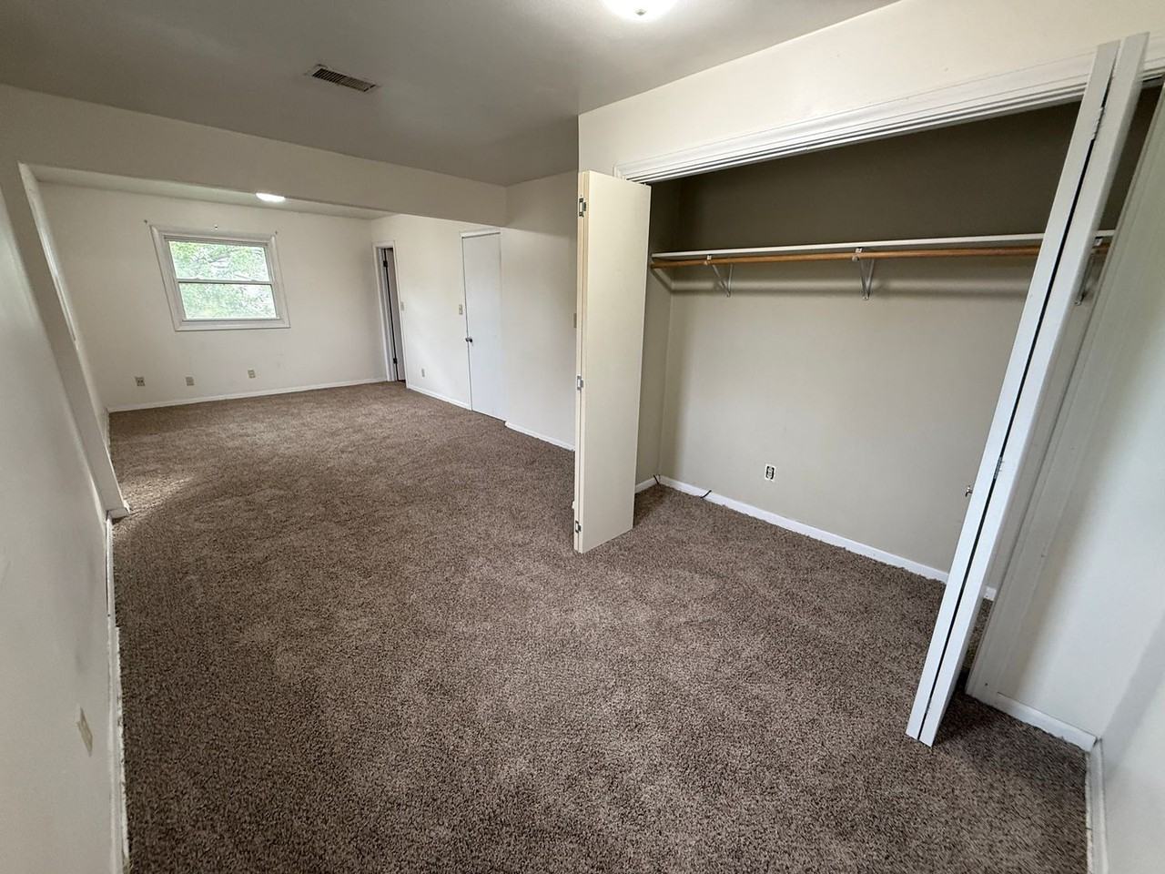 2308 S Hennepin St - Photo 3 of 19
