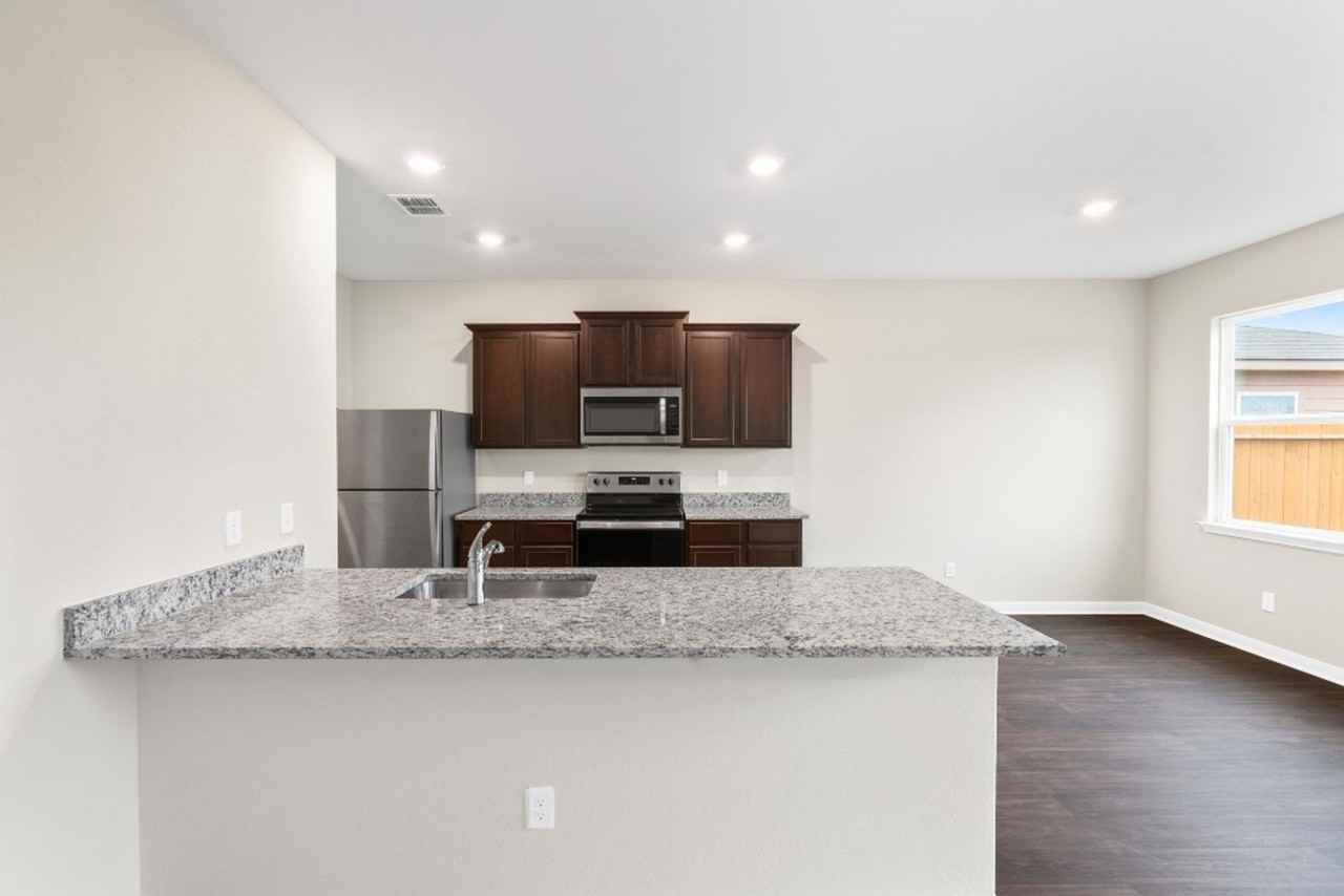 719 Wonderland Trl - Photo 6 of 23