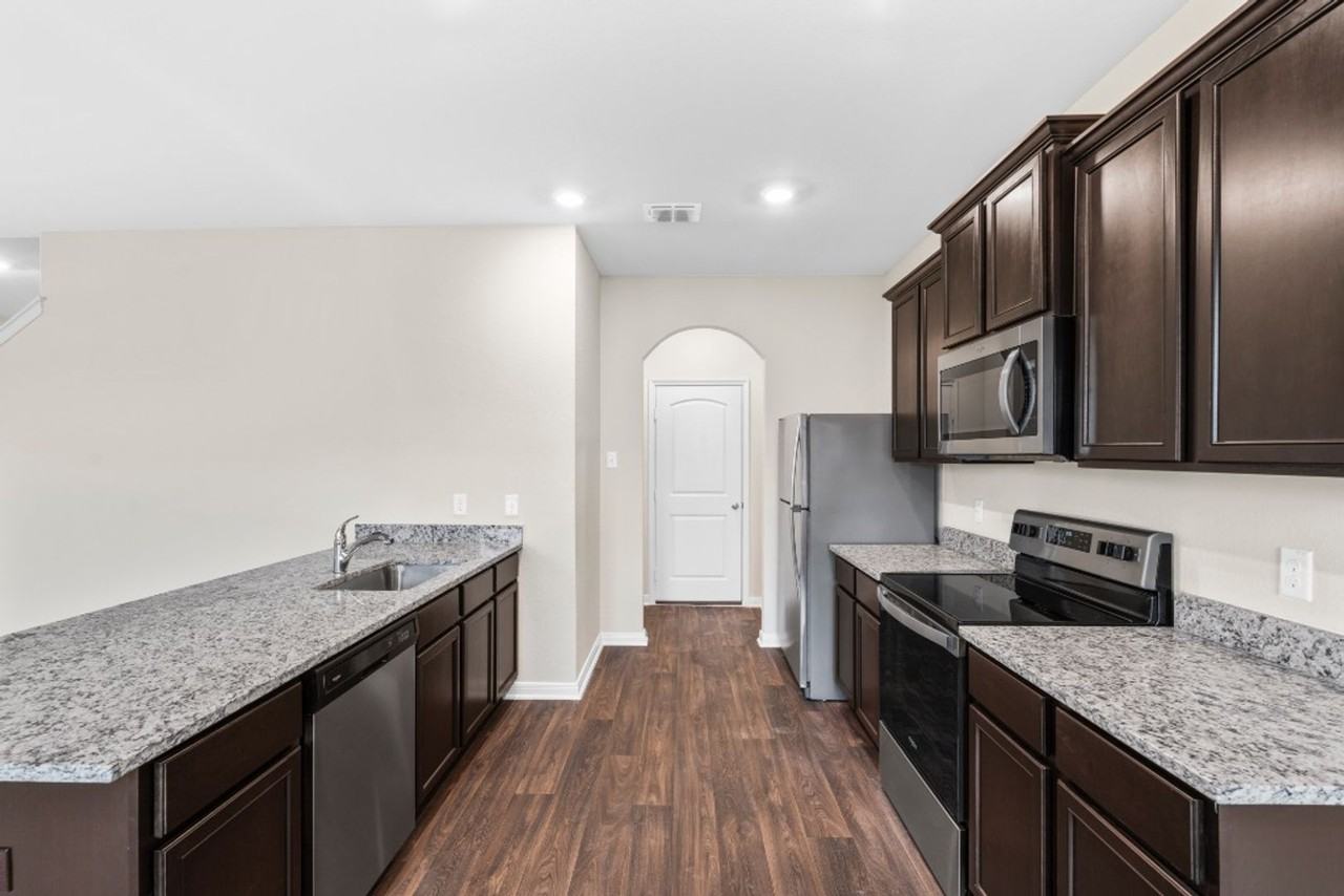 719 Wonderland Trl - Photo 7 of 23