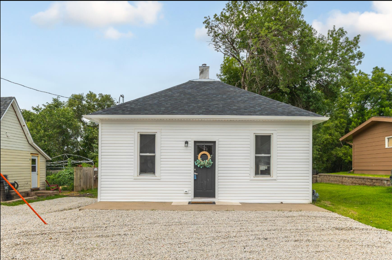 104 E Florence St - Photo 2 of 18