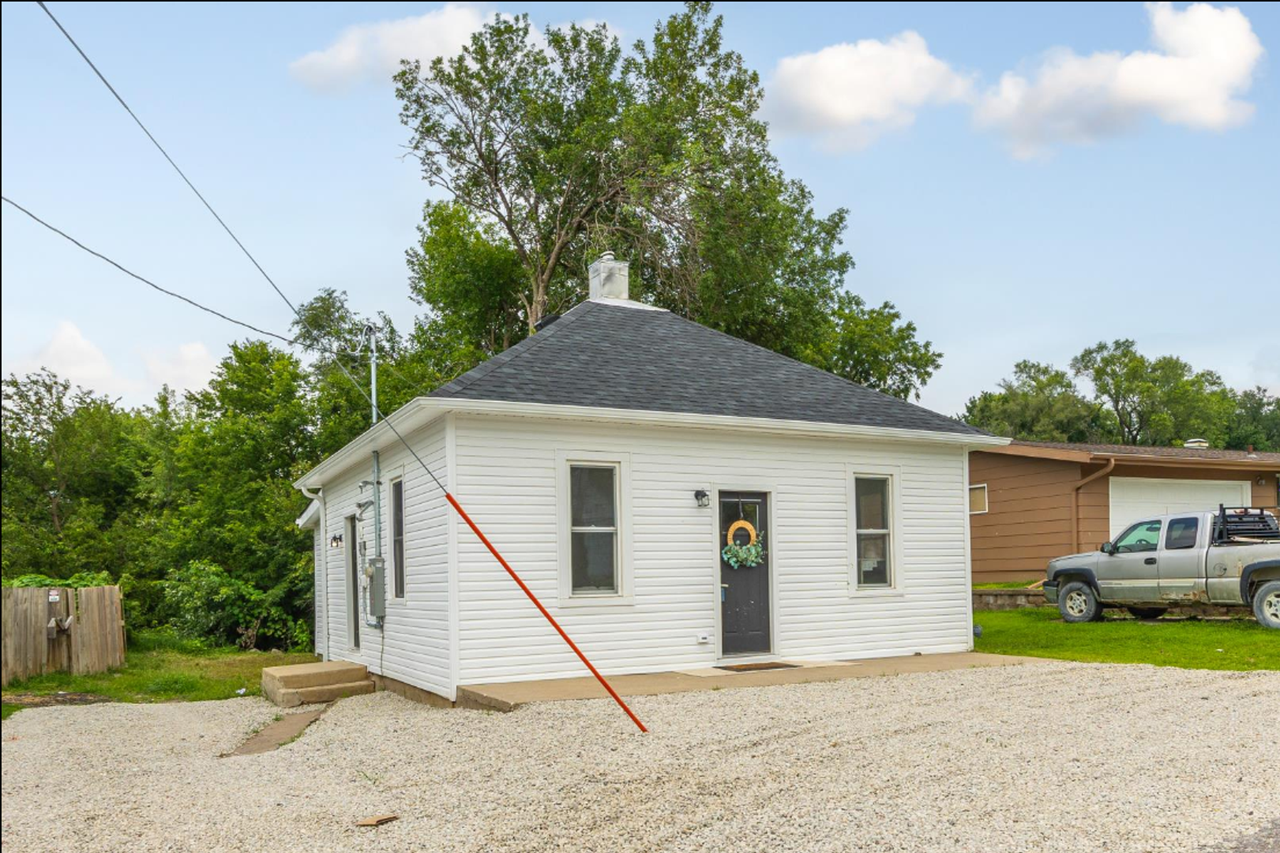 104 E Florence St - Photo 3 of 18