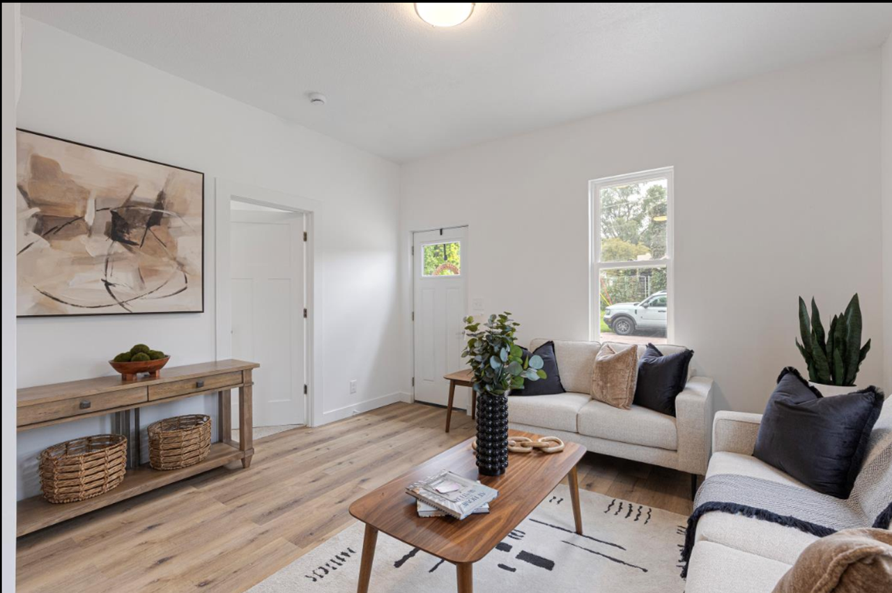 104 E Florence St - Photo 4 of 18
