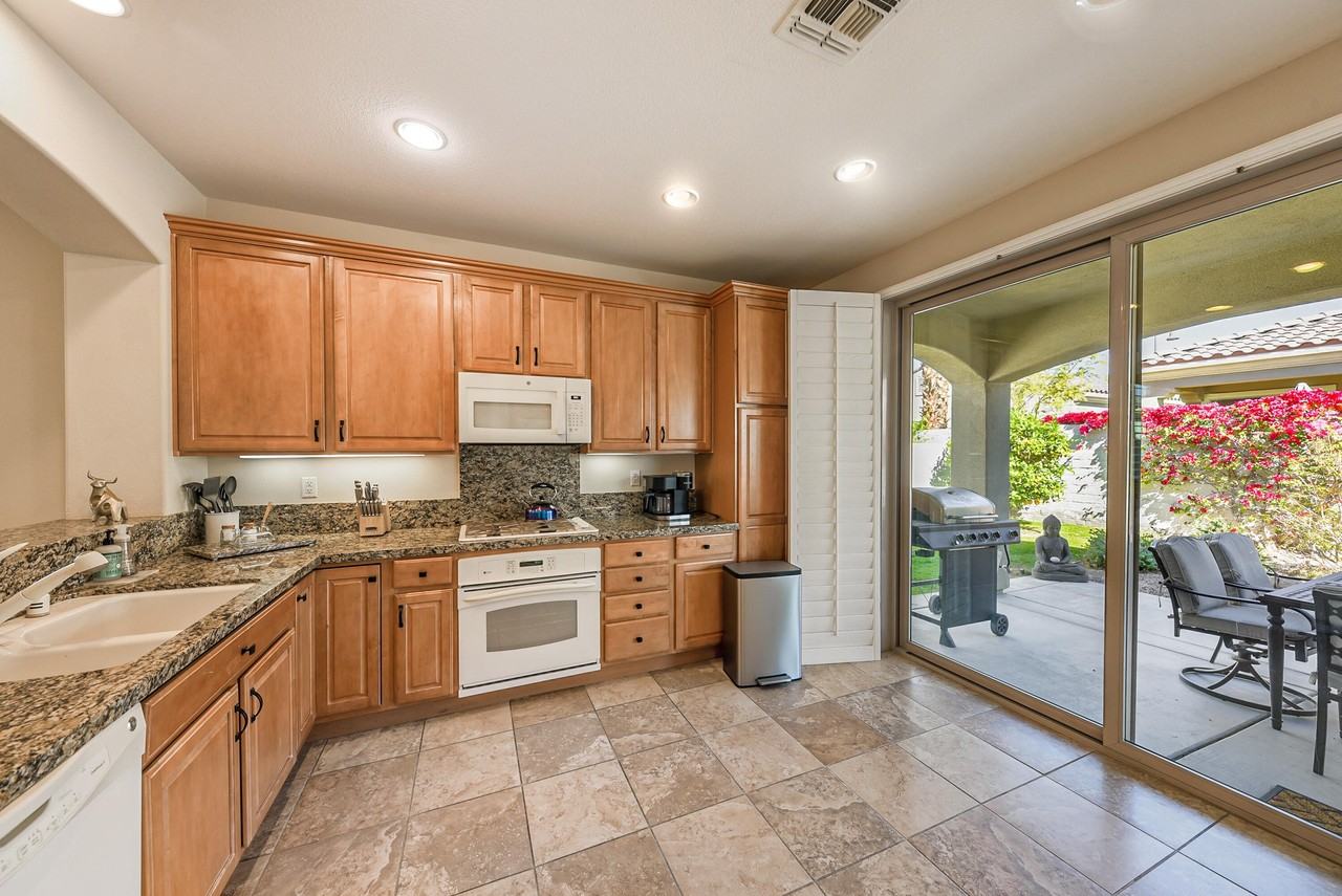 80528 Avenida Camarillo - Photo 7 of 35