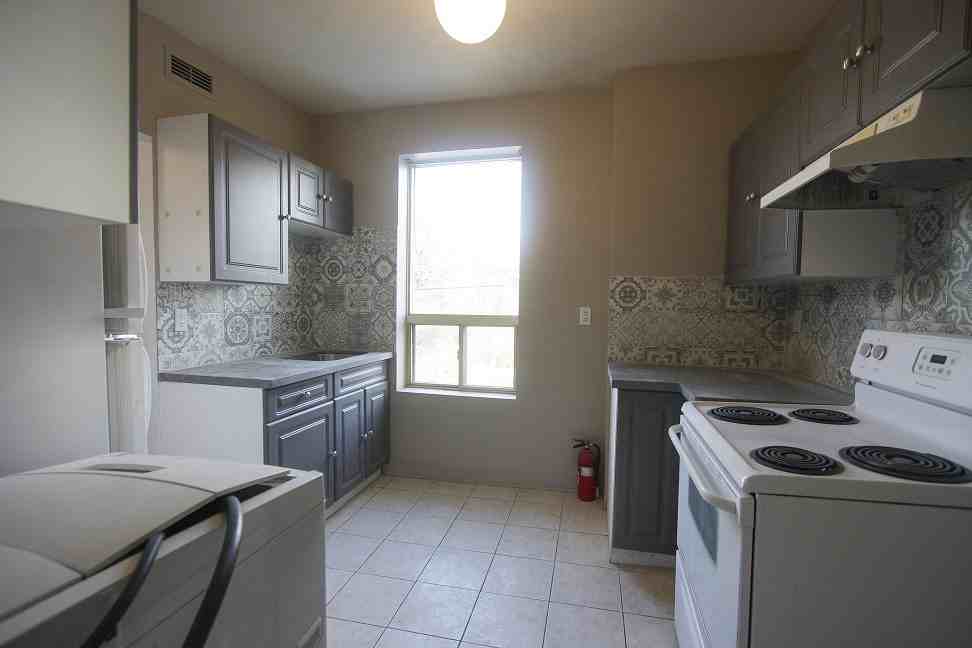 Queen St W & Gwynne Ave #1 - Photo 2 of 9