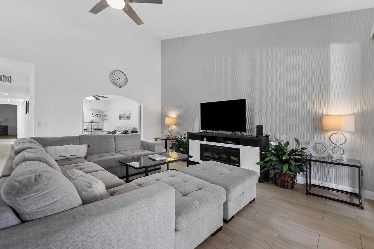 5 Majorca Dr - Photo 3 of 40