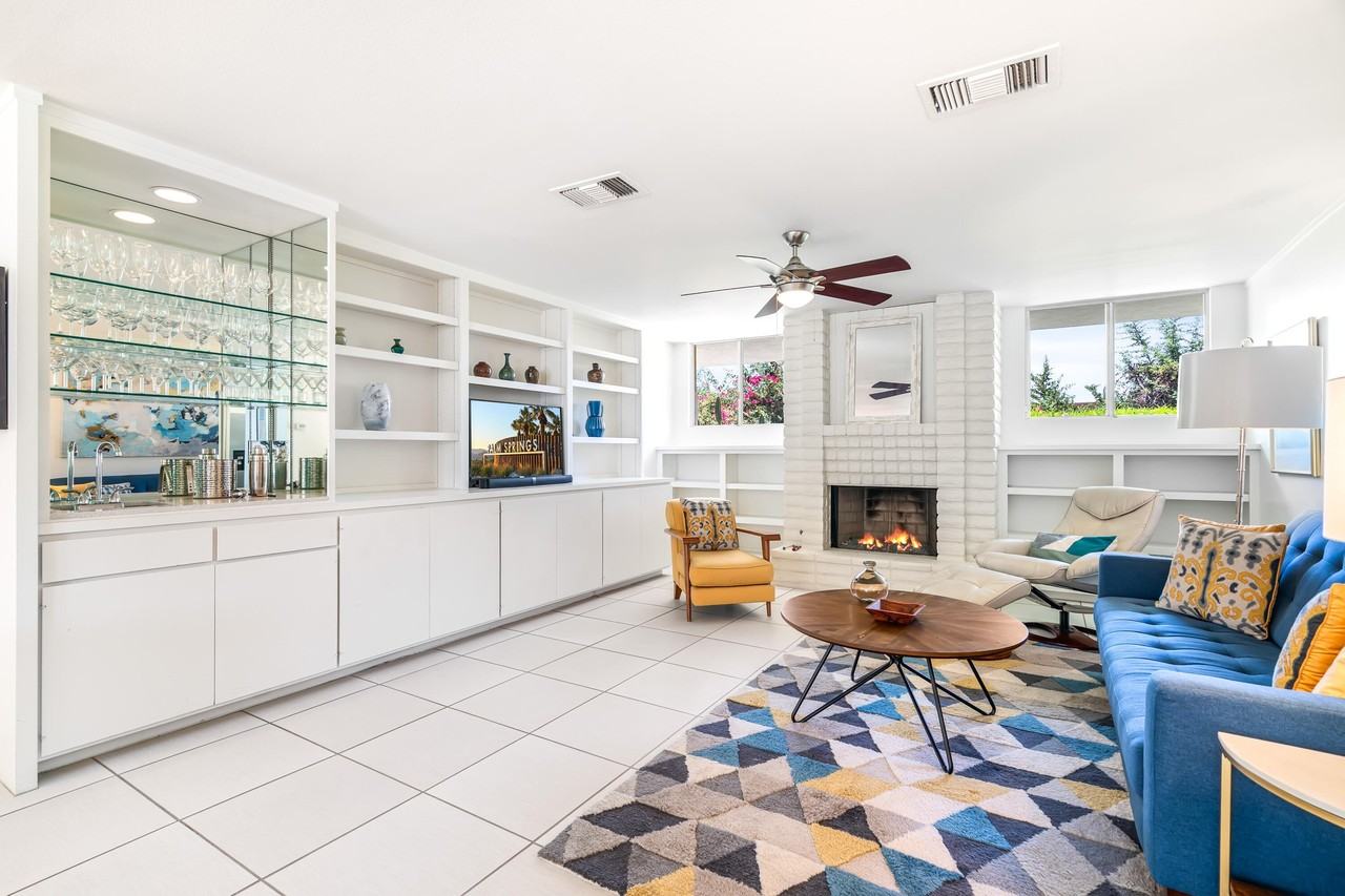 215 Desert Lakes Dr - Photo 3 of 50