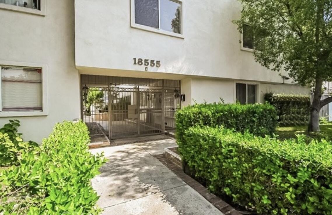 18555 Collins St Apt C8 #C8 - Photo 2 of 32