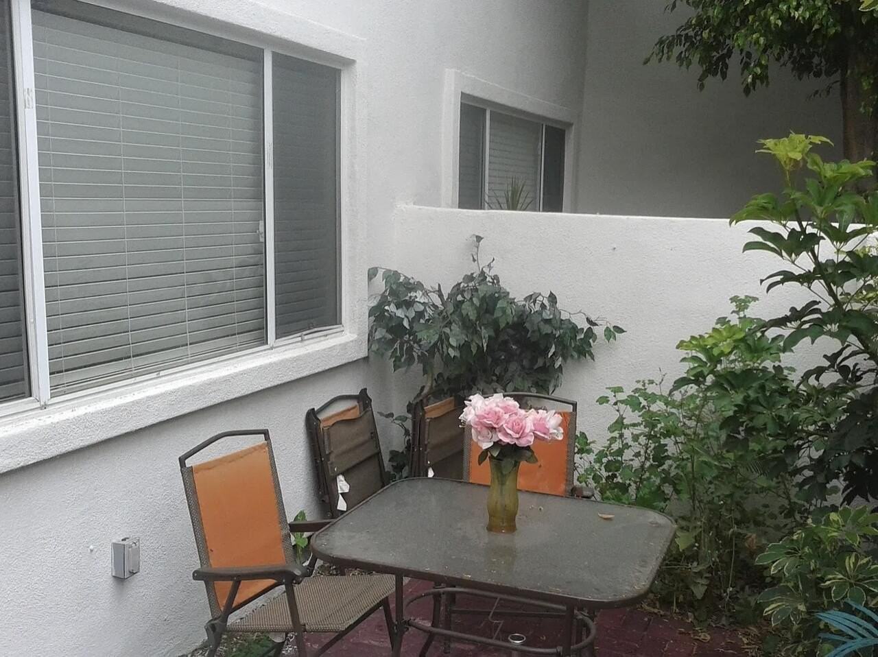 18555 Collins St Apt C8 #C8 - Photo 4 of 32