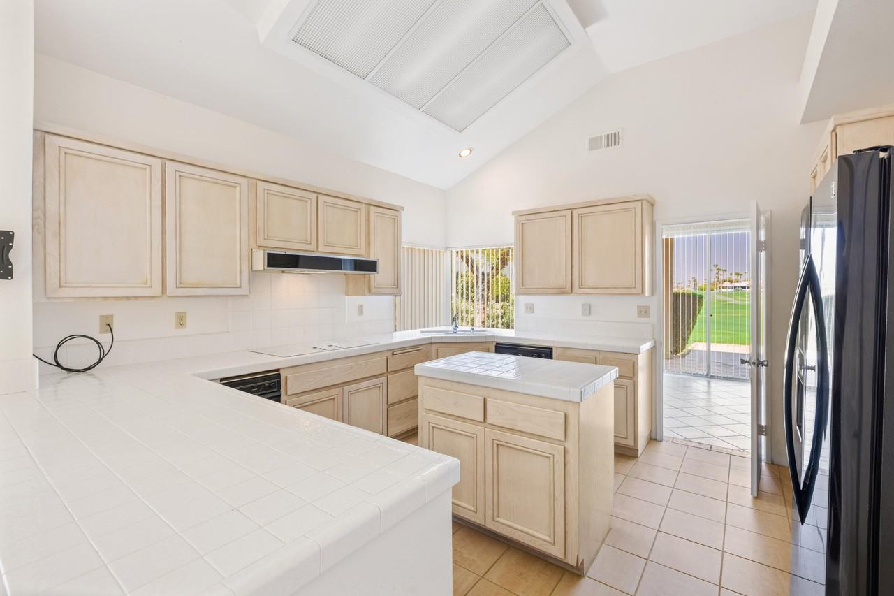 56180 Riviera - Photo 4 of 31