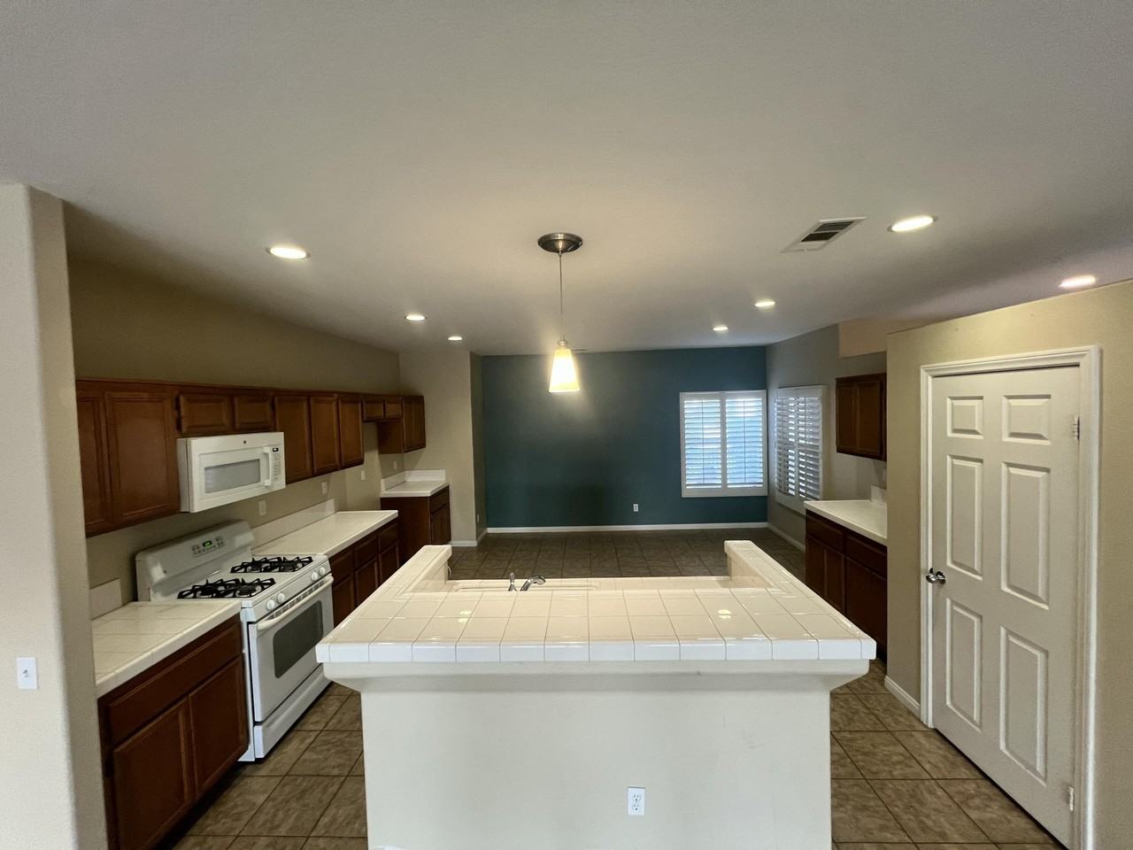 40587 Bear Creek Street - Photo 7 of 24